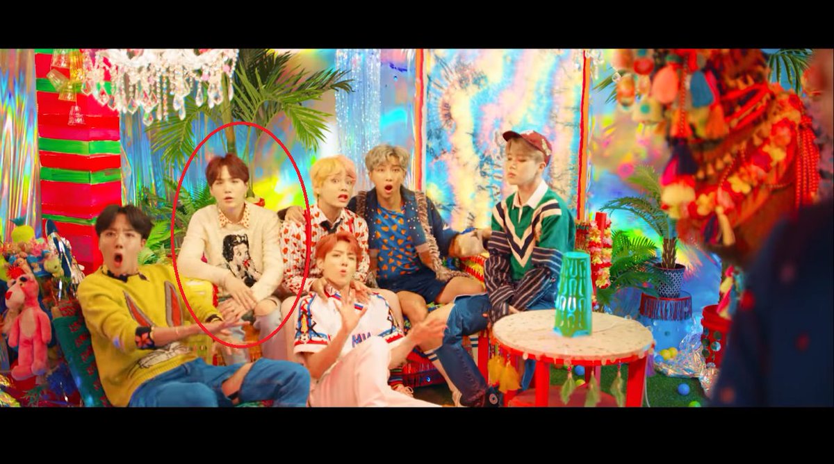 heart_bangyaa's tweet photo. @BTS_twt BTS stan maknae 😂💜

But what ???? Snow White ???? Ok, im fine 🤣🤣🤣🤣 https://t.co/kfQ22inAFg