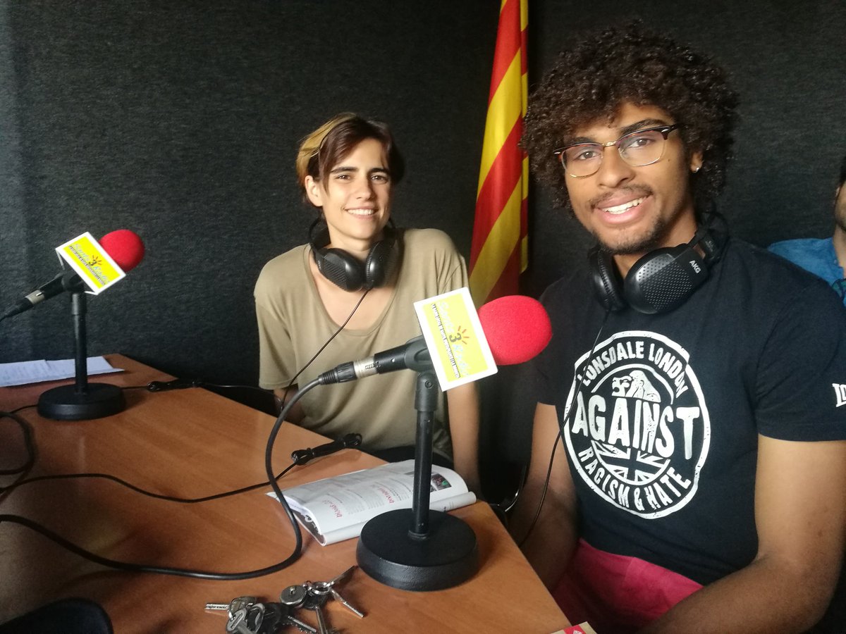SergiLoras's tweet photo. 📻🎆🎉 Aquest dissabte al vespre arriba el correfoc de la #FMSants! Ens ho explica l'Anna i l'Albert dels @DiablesdeSants, ara mateix a @sants3radio! També ens donen algunes recomanacions pe l'activitat de foc! https://t.co/sXgQN2WA1J