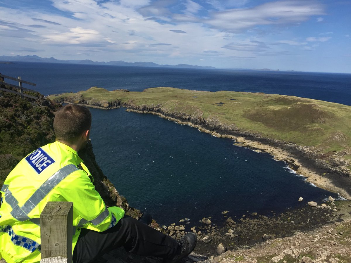PSOSSouthHigh's tweet photo. To all @policescotland officers who follow us it’s time to get your applications in for secondments to #Skye &amp; #Lochalsh that are now on intranet + a full time post in #Kyle. Why not come and sample Highland policing in some of the worlds most famous scenery? #JustSaying #GoForIt https://t.co/1D8dzinMTQ