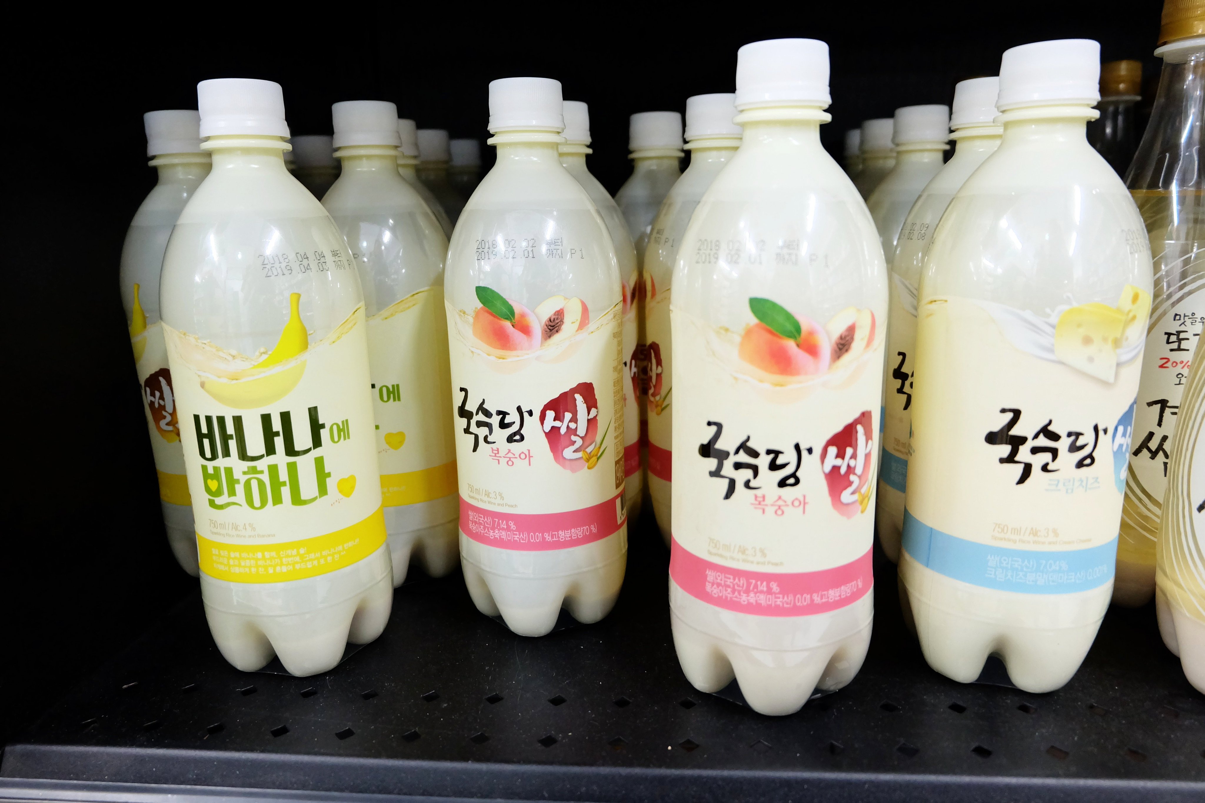 Макколи. Макголи (Makgeolli). Напиток макголи Корея. МАККОЛИ корейский напиток. Корейский алкоголь из риса.