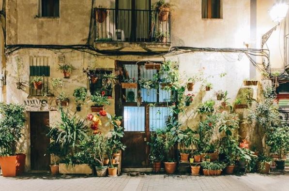 Antes o después de comer en el restaurante te proponemos un agradable paseo hasta la “Casa de las Plantas” de la calle Allada-Vermell 12, la más fotogénica de Barcelona.