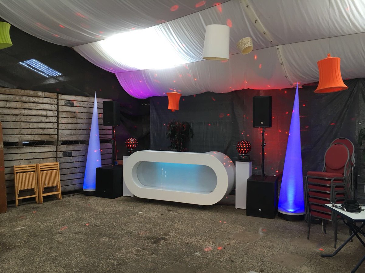En de boys van ⁦<a href="/Inspiprod/">InspirationProd</a>⁩ hebben de #djbooth al weer keurig voor me klaargezet voor de schuurfeest #bruiloft van vanavond! #samenwerking #ideaal #djlife