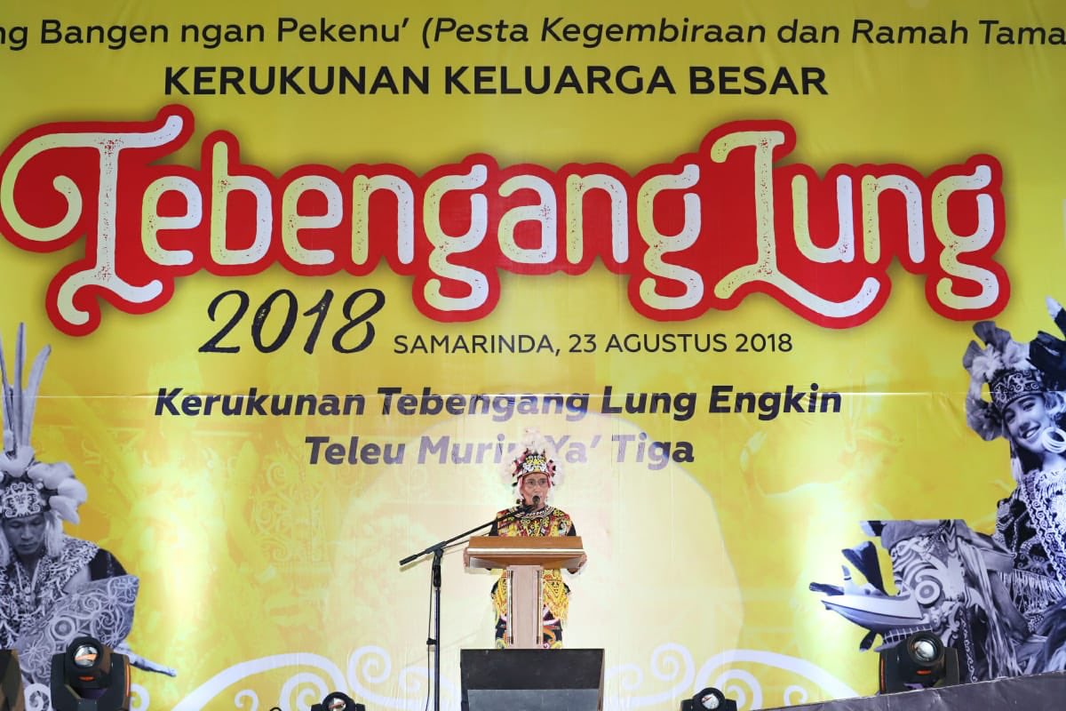 susipudjiastuti's tweet photo. Sewaktu berkunjung ke Samarinda, Kalimantan Timur, saya dianugerahi gelar nama "Dau Mening" pada acara Pumung Bangen ngan Pakenu (Pesta Kegembiraan dan Ramah Tamah) Kerukunan Keluarga Besar "Tebengang Lung". Terima kasih banyak atas gelar nama yg diberikan 🙏 (23/8) https://t.co/ExWS6z8Ter
