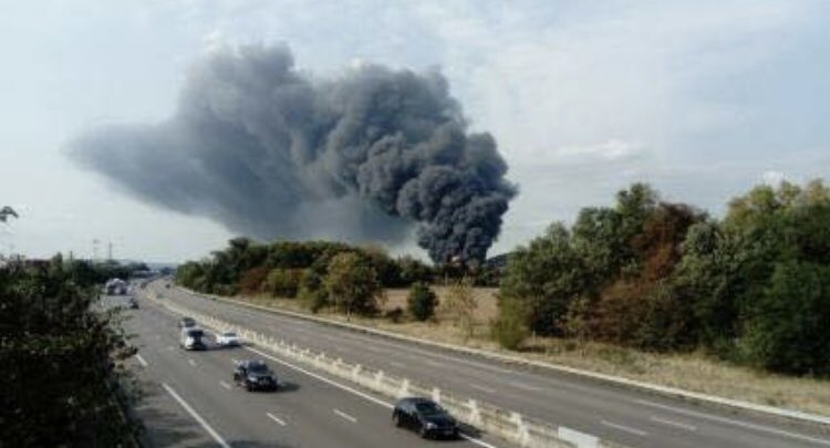 #valence Les pompiers sont en plein travail sur le site @allopneus_FR Pas de victimes sur cet incendie impressionnant