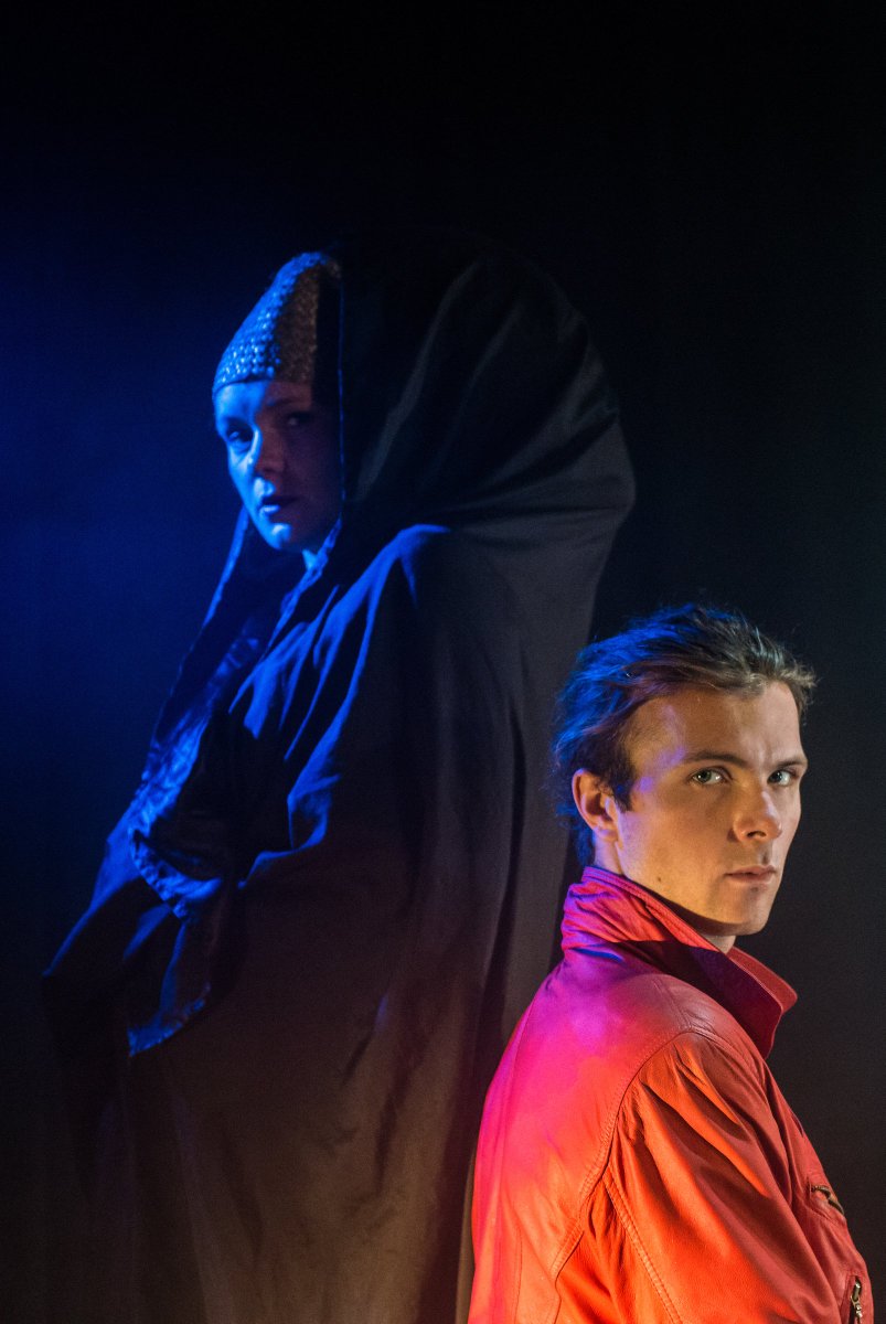 UndercoverTheat's tweet photo. Matrix, but with honeybees?!? Oh, yes!!! 2 for 1 today at #lasthive Say Bee in the box office at Zoo Southside! 4.10pm today! Only 4 shows left! #edfringe #intotheunnown #quickflyer #edfringe2018 #edinburgh  @ZOOvenues https://t.co/gw8Q4lHUkL