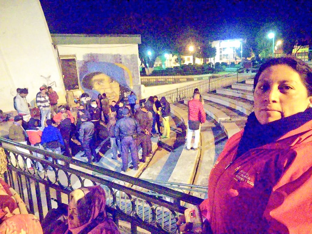 #MovilidadHumanaEc | @InclusionEc técnicos de MIES Carchi, activados en “Corredor Humanitario” colaboraron durante toda la noche de este jueves, en dar facilidades a migrantes venezolanos para tomar un bus gratuito para llegar a Huaquillas. <a href="/berecordero/">Berenice Cordero</a> <a href="/dsprocel/">Daniel Suárez Prócel</a> @vladivelascob