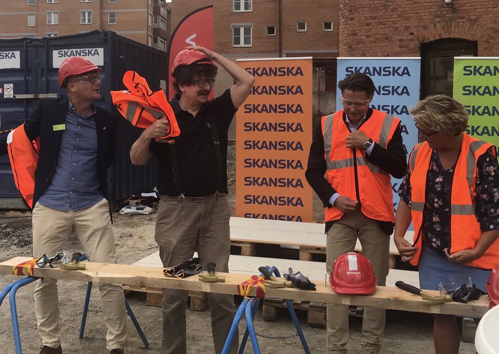 I dag slogs de första spikarna i till Vardagas nya äldreboende i Norrköping, Villa Kvarnen. Spikarna slogs i gemensamt av Håkan Isfalk, Skanska, <a href="/lassestjerna/">Lars Stjernkvist</a>, kommunstyrelsens ordförande i Norrköping, @fgrenambea, Ambea samt Gertrud Öjetoft, Vardaga. 
 vardaga.se/verksamheter/v…