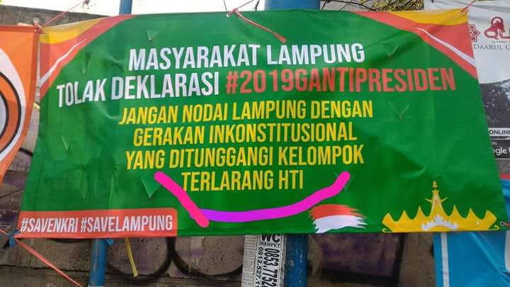 TrenOpini's tweet photo. #2019GantiPresiden gerakan konstitusional
Lagi2 HTI dijadikan Kambing Hitam
#HTISelamatkanNegeri
Yang bikin spanduk otaknya cekak ! https://t.co/b7CAGywkiq