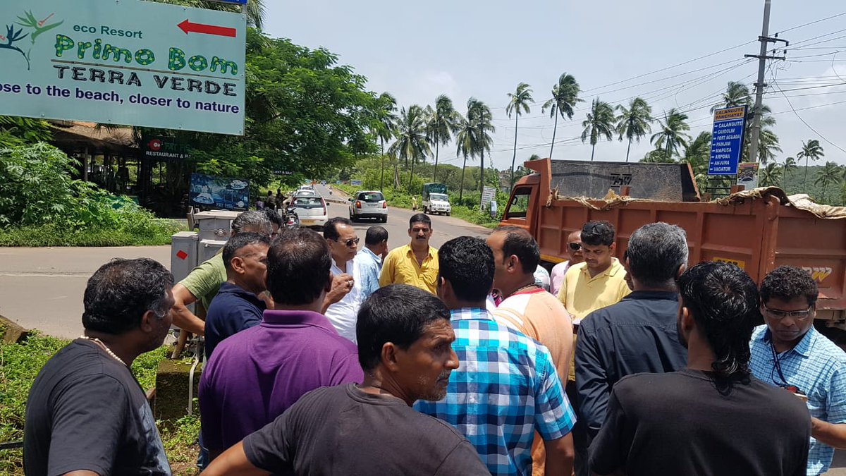 MichaelLobo76's tweet photo. Inspection of road near Fat Fish junction in Agarvaddo to plan the layout of this major junction, along with Ward Member Mrs. Cheryl  Lobo​, PWD JE Robert De Souza, Dept of Electricity AE Mr. Salelkar, JE Mr. Sameer Chodankar &amp;residents. #Together4Calangute #TransformCalangute https://t.co/vUnurPchFr