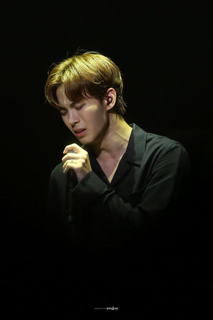hongbin_SAY's tweet photo. 콘서트에서 제 보이스만을 들려드린 적이 없는 것 같아요. 항상 퍼포먼스나 약간 큰 공연장에서는 뭔가 화려한 걸 보여드리고 싶은 욕심이 강했어서, 이번에는 화려한 제 목소리를 들려드리고자 거짓말 거짓말 거짓말을 선택하게 됐습니다. https://t.co/avgEBj389a