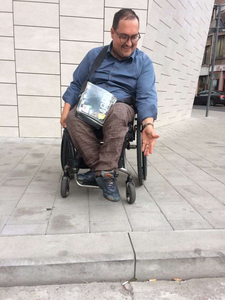 jchoste's tweet photo. Gisterenavond aan het #Sluizeken in #Gent. Mooi #vernieuwd #voetpad maar men is een belangrijk detail vergeten het voetpad is niet verlaagd ter hoogte van het zebrapad. Is dit intentioneel of een vergissing? (De fotograaf stond op het voetpad) Iedereen telt in #teamgent toch? https://t.co/PmeB6QwPpX
