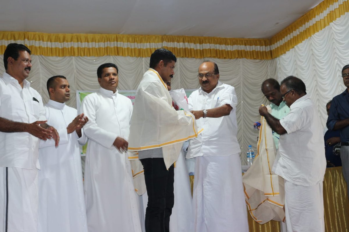 KVThomas14's tweet photo. Around 400 fishermen from Chellanam area engaged in the rescue operations during the floods. Congratulated them in a public function. #fisherfolk #keralalfloods #kochi #ernakulam https://t.co/PKFO7jeWlx