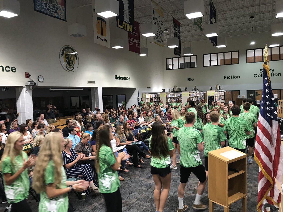 Ryan_Schubart's tweet photo. Our @FrankWCoxHS SCA welcoming back Teachers! #FalconPride #FalconFinest https://t.co/Kj8UMItin4