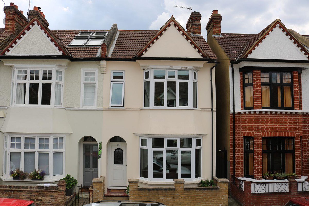 RaynesParkHaart's tweet photo. Three bedroom cottage in Collierswood close to the Northern line.
https://t.co/rtZtZZ86Ji https://t.co/a2ggldgC0u