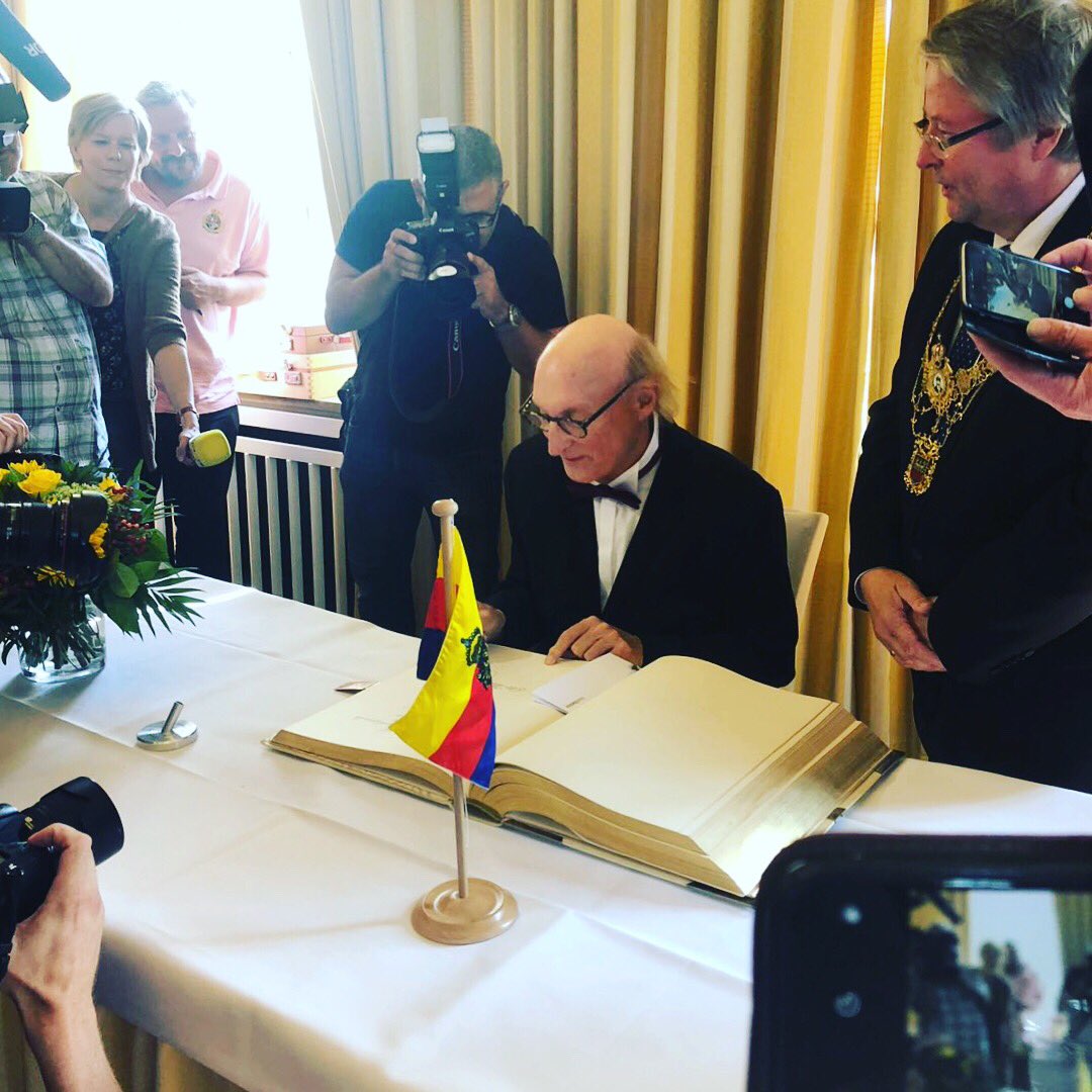 OTTOausE's tweet photo. Bin jetzt ein echter Ehrenbürger von meiner Heimatstadt Emden! Der erste seit Henri Nannen. Nennt mich ab jetzt bitte nur noch „Otto Majestät“. Oder „Euer Durchlauferhitzer“. https://t.co/gChzhj2PsI