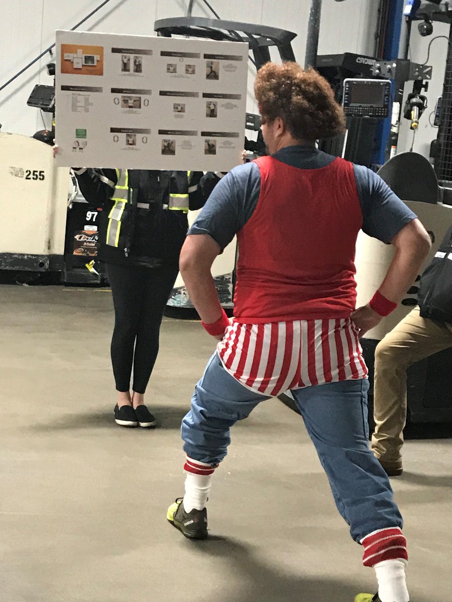 americoldtweets's tweet image. #Workoutatwork - Darren &apos;Simmons&apos; Craft takes our Belvidere. IL Associates through some stretching to get them limber for their shifts