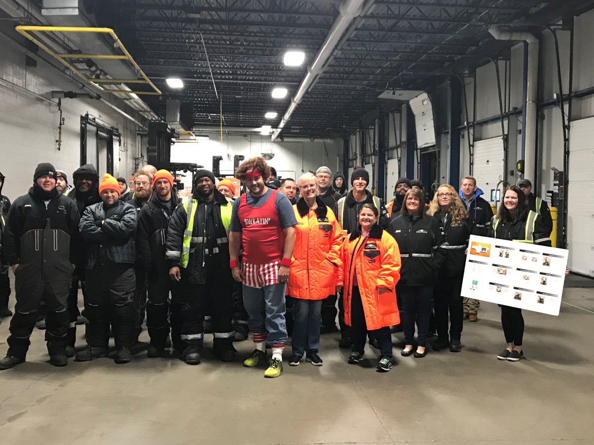 americoldtweets's tweet image. #Workoutatwork - Darren &apos;Simmons&apos; Craft takes our Belvidere. IL Associates through some stretching to get them limber for their shifts