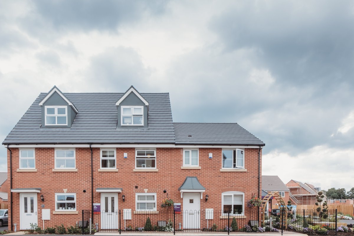 MarshallsBricks's tweet image. Image from a recent site visit to a @TaylorWimpeyplc development in Quedgeley featuring our &apos;Hawkins Antique Blend&apos; brick.  We&apos;ll soon post a full case study for this site, so be sure to keep following us for updates. #bricks #housebuilding #housingdevelopers #taylorwimpey