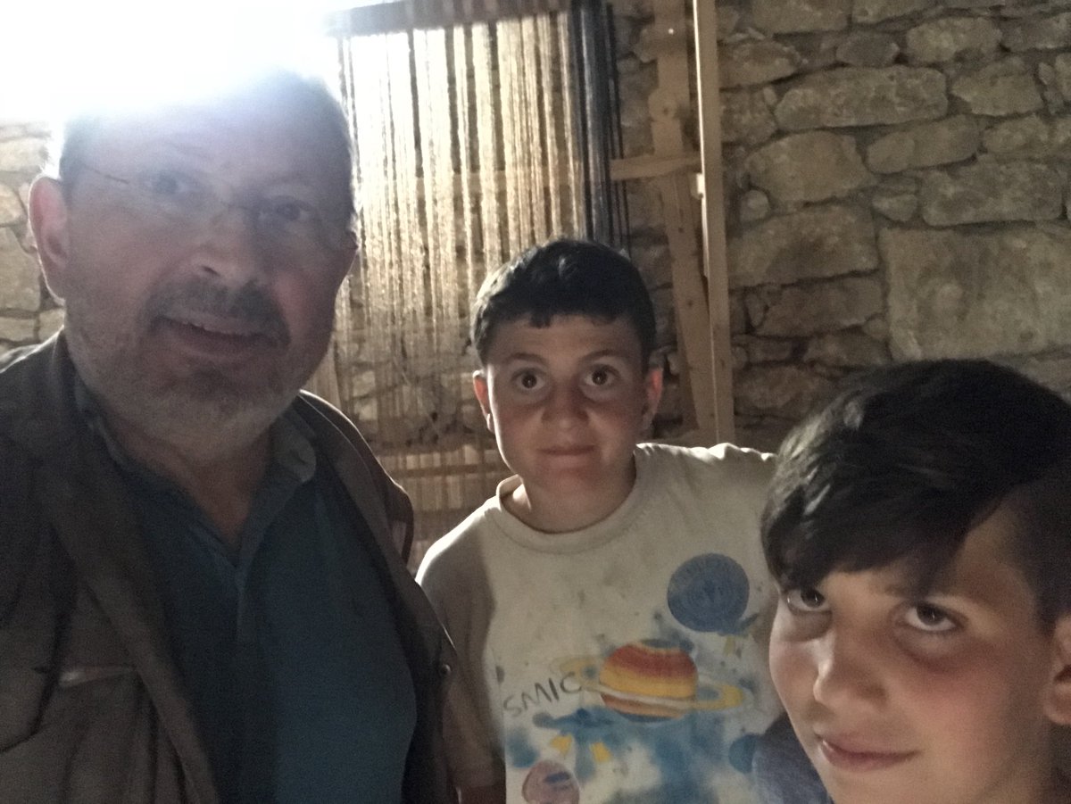 serefoguz's tweet photo. Beşpınar KültürEvi’nde bu güzel müzeyi kuran Kenan Yavuz ile Bayburt folkloru çekimlerindeyiz. 
Bana iki yerel asistanın Samet ve Yaşar eşlik ediyor https://t.co/7bAXgOvCpK