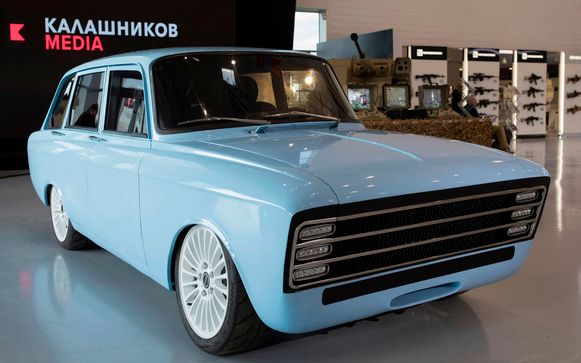 Massin_Bart's tweet photo. Mag het stoerder? Een echte elektrische  Kalasjnikov! #nogunsincluded Dit Russisch icoon wil activiteiten diversifiëren en de Russische Tesla worden. https://t.co/GyDA8fbkib