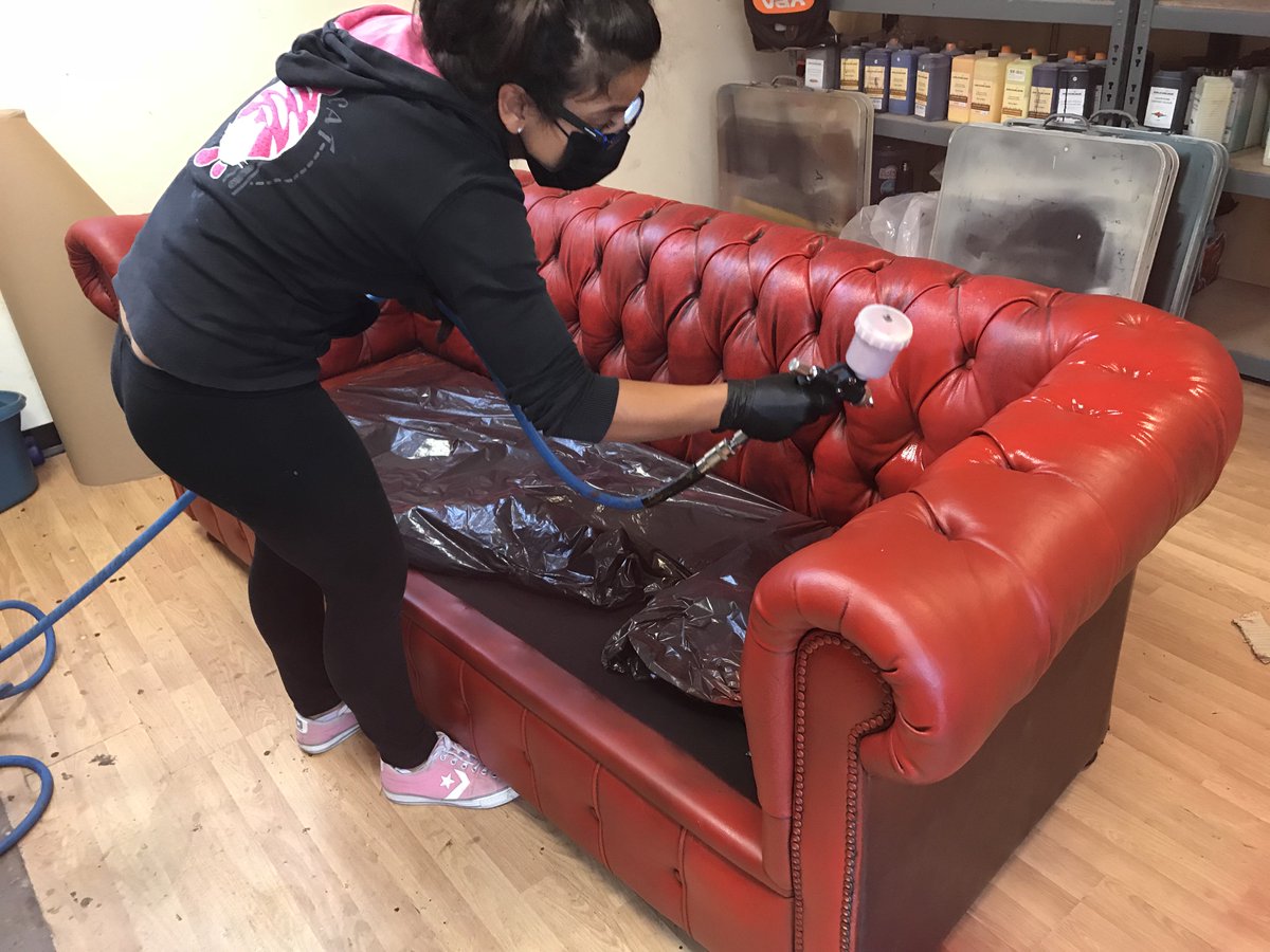 ColourlockUK_US's tweet photo. Working on this Vintage Chesterfield sofa in our worshop. https://t.co/BjQMhVlIaJ