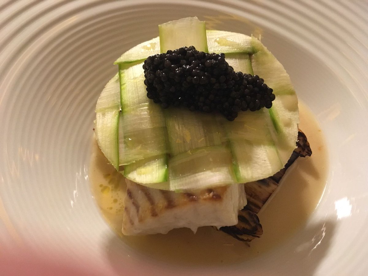 GuiaMichelin_ES's tweet photo. En el restaurante #Feitoria, Joao Rodrigues nos deleita con este Peixe fresco de Peniche con caldo de sus entrañas, espárragos y caviar. 
 @AltisHotels 1 #EstrellasMichelin #GuiaMichelin #Lisboa https://t.co/QCx6EgNTqI