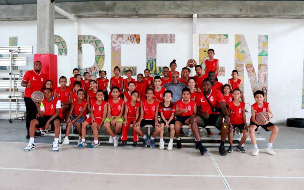 AcademySueno's tweet photo. El día miércoles nos visito el presidente de @FePaBa el Sr @jairperalta05 para hablarle a los muchachos y motivarlos a que sigan por buen camino y prácticando el 🏀.  Gracias Jair! https://t.co/9CbRr8syCl