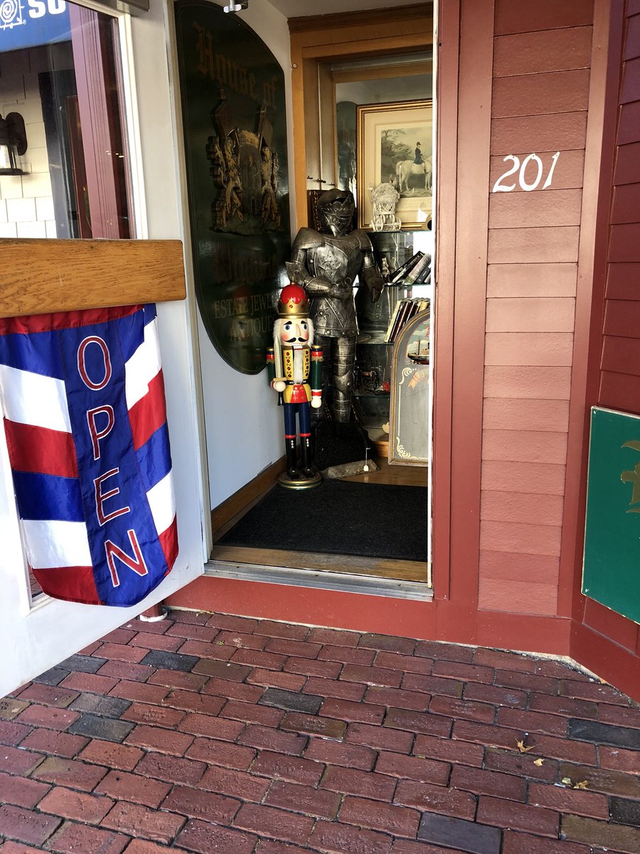 401bird's tweet photo. @Bethenny ....saw this little guy and thought you might want to add it to your collection #Newport RI https://t.co/Jk1qkiZE2m