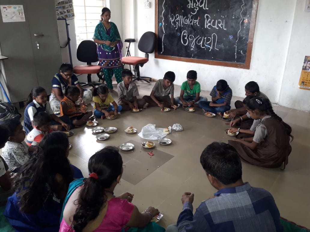BrcMahuva's tweet photo. Divyang Balko dwara raksha Nirman activity Sarva sixa abhiyan brc mahuva resource room Surat activity https://t.co/DG9GcmrWyx