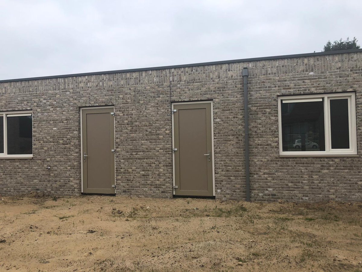 In Assen zijn de 18 comfortabele patiowoningen zo goed als af! Vakkundig werk met duurzame kunststof kozijnen.