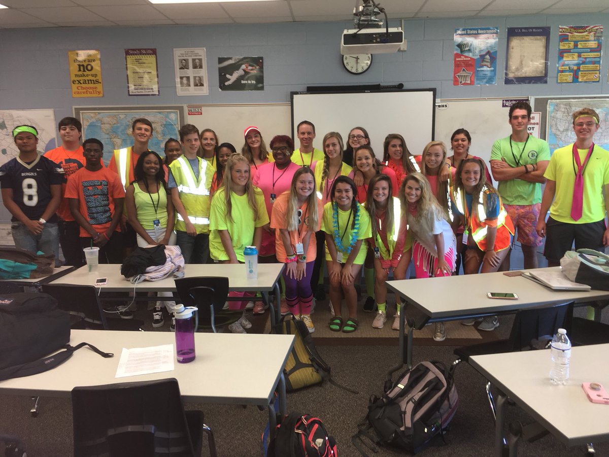 plkelly27's tweet photo. Usually, when something glows like this in government, it’s time for an EPA cleanup. #BwoodAPGov #NeonNation #BiscuitsPlease @blythewood_sbo https://t.co/3MBjkydT4l
