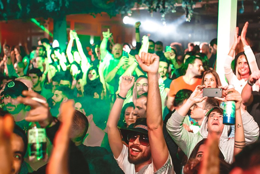 TasteThePunch's tweet photo. Look how mad #AztecGarden could get!🔥🌴
Although #ElChiringuito Dubai is one of the nicest beach clubs on the palm, it comes alive at night! 
Here's some pics of previous events at the venue where #MarcoCarola, #Bedouin, #GuyGerber and
many other great artists have rocked it! https://t.co/vNYkAnewdm