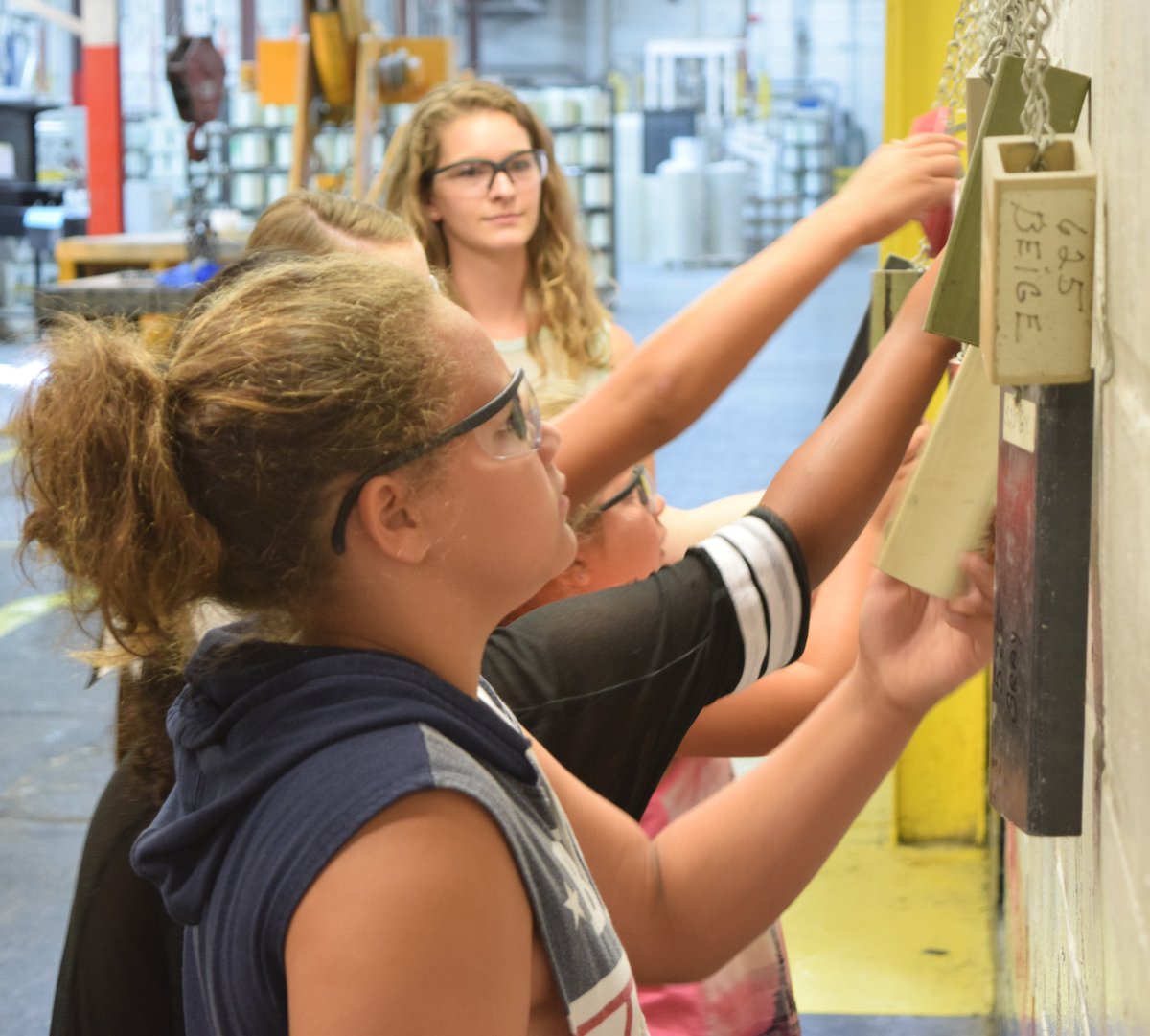 strongwellmc's tweet photo. Strongwell Interns from @UTK_TCE Connect with @YWCA_TNVA #TechGYRLS #STEM #education #manufacturing #pultrusion #fiberglass #composites #girlpower https://t.co/PdkXrKaiFn https://t.co/vDvUioE6to