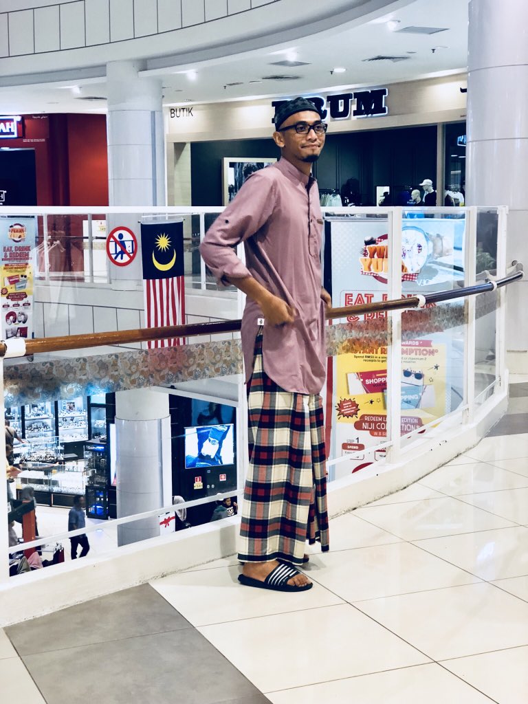 k_izzuddin's tweet photo. Tak menyempat salin baju. Kain pelikat pun jadi lah pergi Aeon😅😅 https://t.co/MExBExftIe