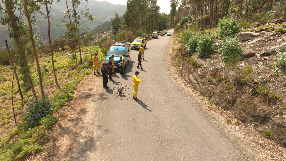 112Galicia's tweet photo. A Axencia Galega de Emerxencias #Axega colabora coa Autoridade Nacional de Protección Civil de #Portugal co emprego de drons para avaliar a zona afectada polo incendio de Lindoso e Soajo, no país veciño. Esta acción enmárcase no protocolo #Ariem112/ +info
https://t.co/wHhHgyOaWz https://t.co/9Rrc488bt7