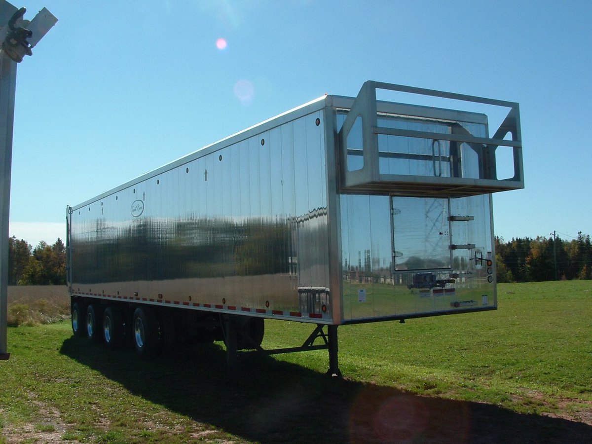 TroutRiverPE's tweet photo. .It's #FrontEndFriday! Here is the front of a #TroutRiver #ShuttleFloor #Trailer equipped with the catwalk option. Have a look at our Shuttle Floor options list that will help to equip your trailer for your specific job requirements. https://t.co/mbZoxNCA0p https://t.co/HE9cPJt3M1