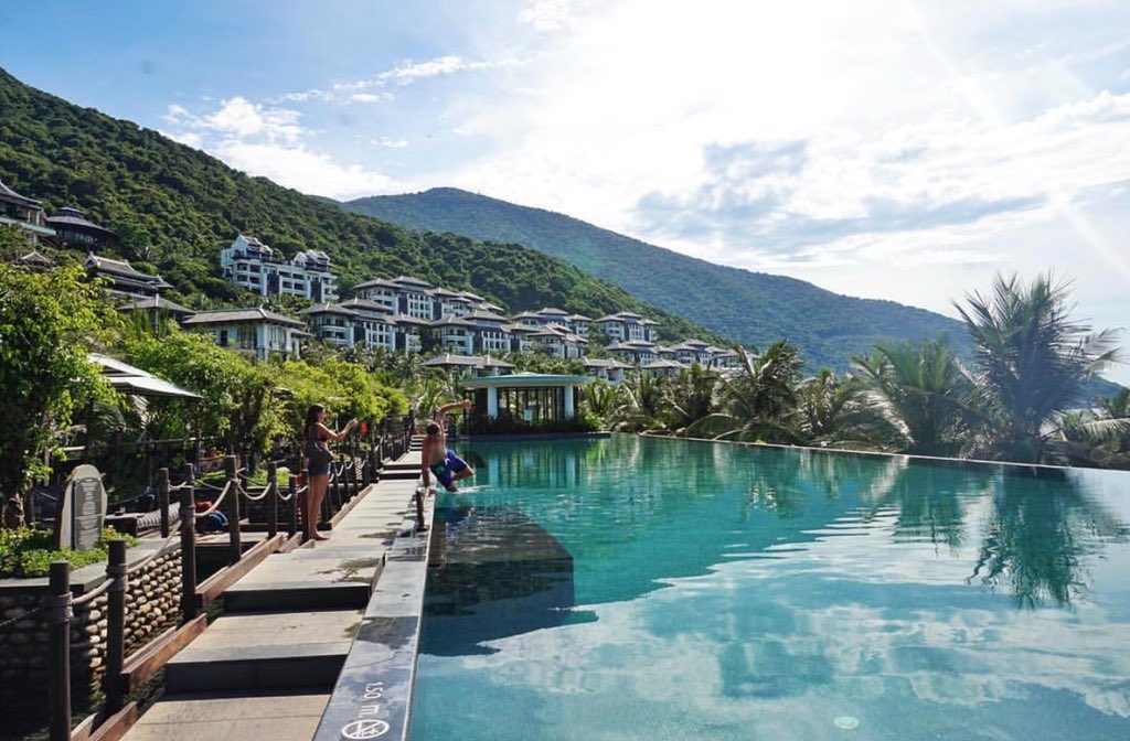 The weekend has finally arrived! And there’s no other place we would rather be than our L_O_N_G pool!
Beautiful shot shared by our guest <a href="/hngha_/">hngha</a> 
#InterContinentalDanang #weekendvibes #luxuryresort #vietnam