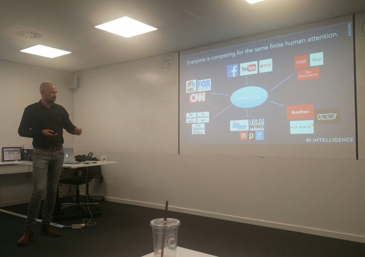 RikkeUAndersen's tweet photo. Rigtig interessant foredrag i går om det digitale medieeuropa. Martin Darling, Ritzaus redaktionschef, fortalte om, hvordan medier og startups arbejder med playwall, data, superfans og følelser for at nå brugerne. Der er virkelig mange spændende ting i gang #smdk #dkmedier #dkbiz https://t.co/Zey35Z3zU9