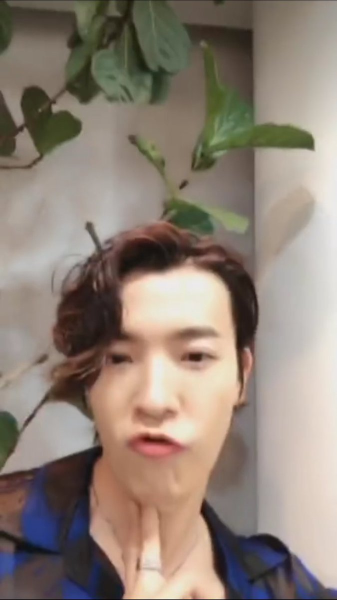 180824 Super Junior weibo LIVE  #donghaeI like you when you make this face but Hae, this angle really... 