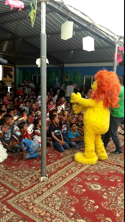 SesameWorkshop's tweet photo. We are happy to share photos from our event at Azraq Refugee Camp in Jordan in celebration of Eid al-Adha. Special thank you to the Jeffrey Fleishman Memorial Fund to Support Early Childhood Humanitarian Education and all of its supporters for making this event possible. https://t.co/Po1rbCYXEw