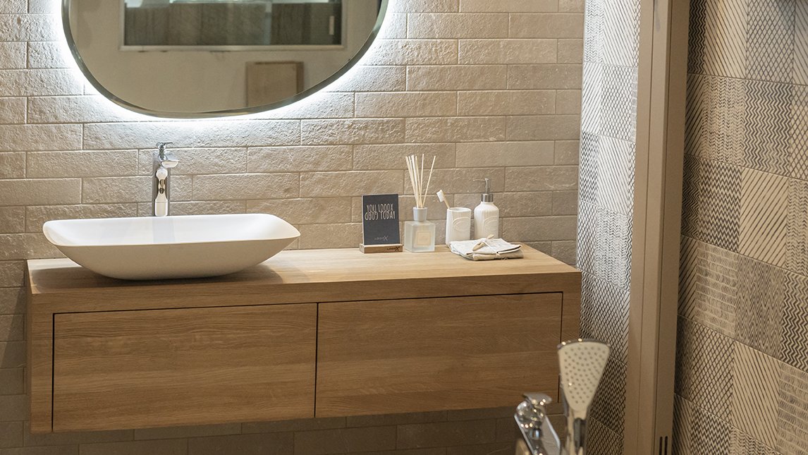 Met het plakken van de ‘LoooX Dealer’ sticker is het nu echt: Sanitair &amp; Tegelzettersbedrijf Hendriks in 's-Heerenberg is Official LoooX Dealer! Tijd om nader kennis te maken bit.ly/2o7P0Dj #tailormade #looox #loooxdealer #maatwerk