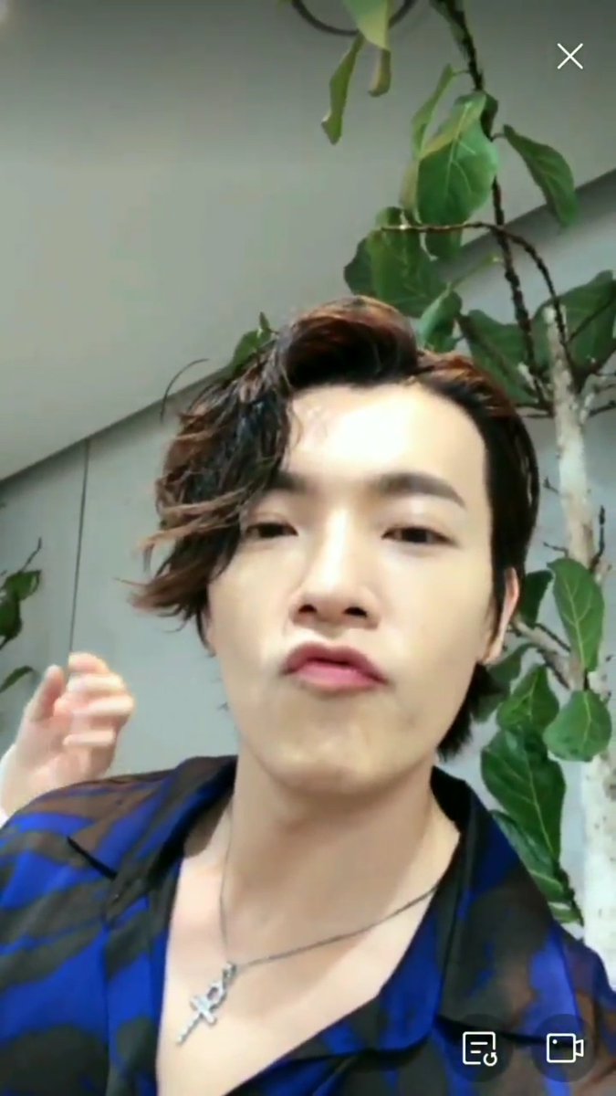 180824 Super Junior weibo LIVE  #donghae  #eunhyukSame same but different. Hyuk's fingers at the back!!