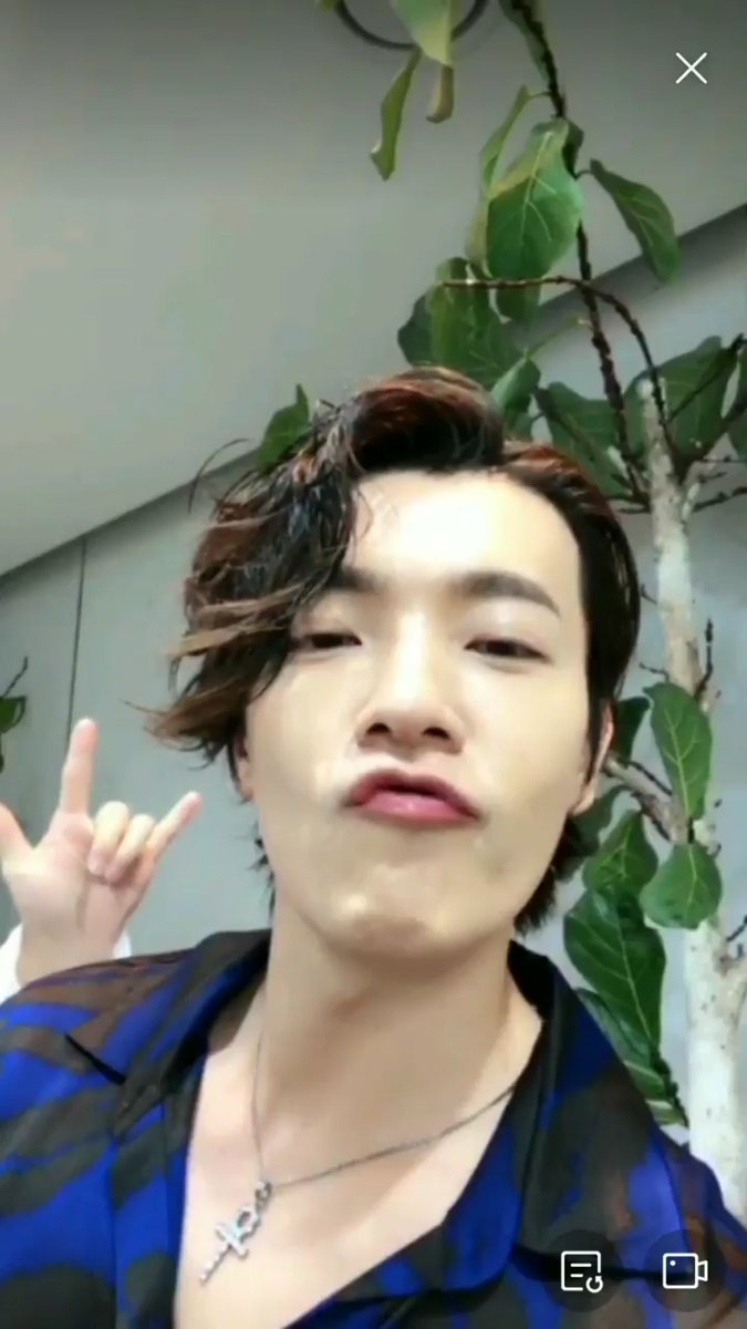 180824 Super Junior weibo LIVE  #donghae  #eunhyukSame same but different. Hyuk's fingers at the back!!