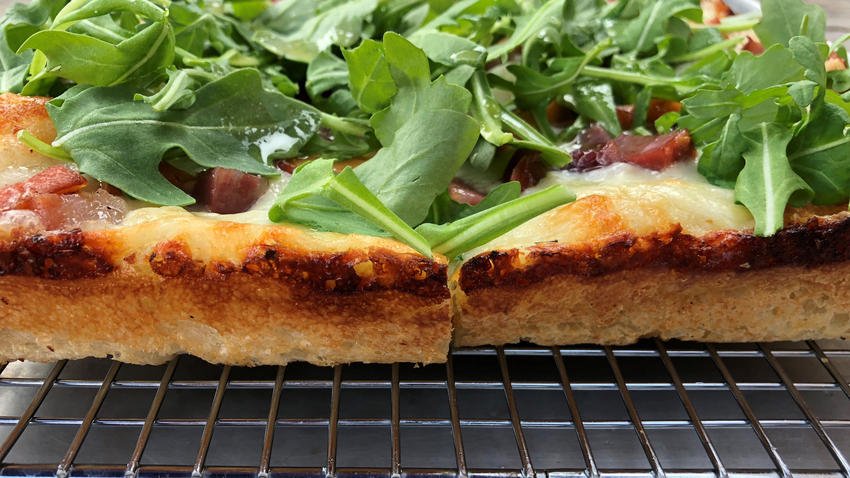 ChiTribFood's tweet photo. Detroit-style pizza, a Motor City classic, revs up Chicago dining scene, reports @dayjenn: https://t.co/NiMbImTomr https://t.co/G2eM1dezpp