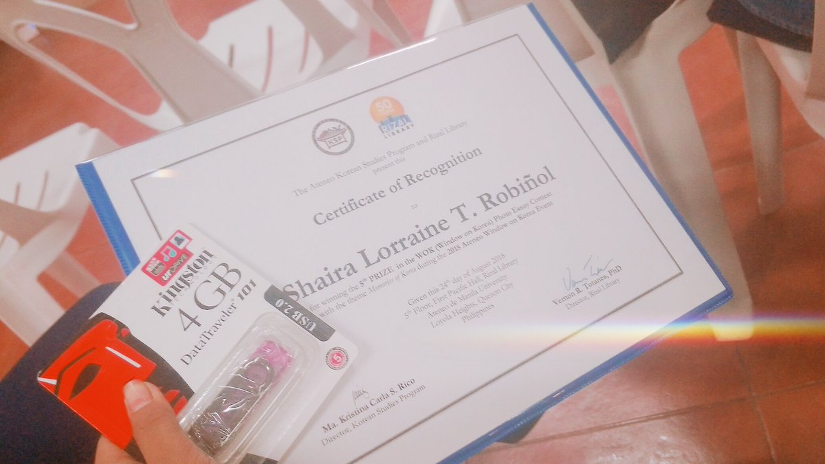 enchantresshaii's tweet photo. i was half hour late to watch @BTS_twt #LOVE_YOURSELF_η΅_Answer #LoveYourselfAnswer because i had to attend @ateneodemanilau #WindowOnKorea Photo Essay Awarding π I got the 5th place plussss i won a korean book in the raffleπ #BTS was my inspiration in making my article π https://t.co/oyaqw64pRO