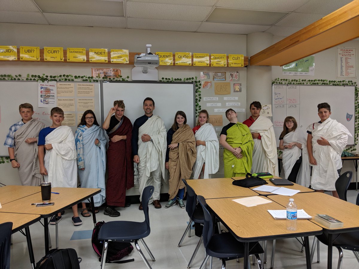 PkwySouthLatin's tweet photo. PSouth representing in togas! #togaday #psouthproud #latin1 https://t.co/Xg5U0Tv8Aw