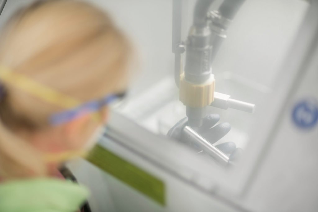 innotoolag's tweet photo. Was hat #Sandstrahlen mit chirurgischen Instrumenten zu tun? https://t.co/6aiuqYT6ML #Medizintechnik #SwissMade https://t.co/bE8F3xV4OL