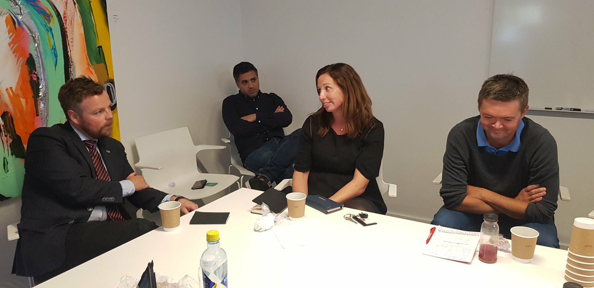 Trying to convince our Minister of Trade and Industry to create better incentiver for startup and founders:-) #timeforchange #startup #politicians