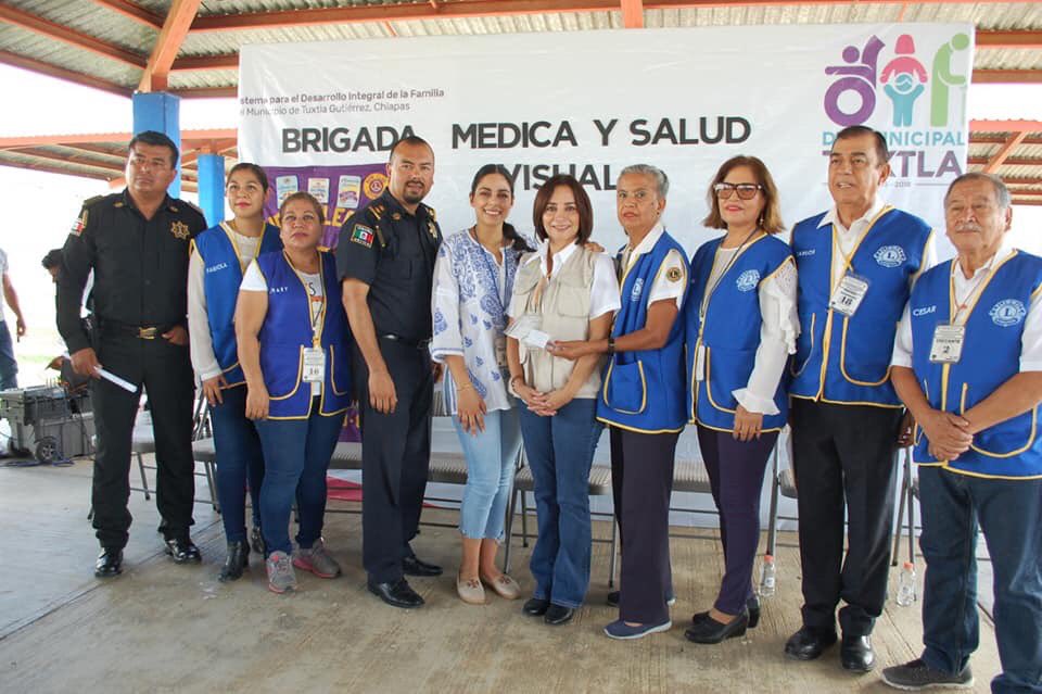 TuxtlaDIF's tweet photo. Refrendando su compromiso de ayuda a quienes más lo necesitan, la presidenta del Sistema DIF Tuxtla, Patricia Cantoral de Molano asistió llevando una brigada integral, al Centro de Reinserción Social (CERESO) a las secciones de tercera edad y de mujeres. https://t.co/zGIIvA6MWr