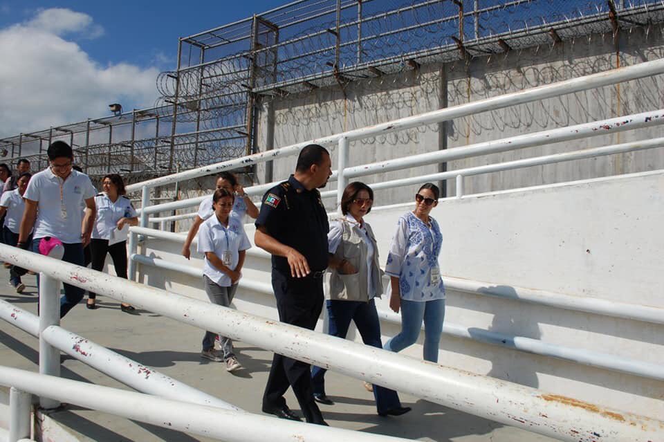 TuxtlaDIF's tweet photo. Refrendando su compromiso de ayuda a quienes más lo necesitan, la presidenta del Sistema DIF Tuxtla, Patricia Cantoral de Molano asistió llevando una brigada integral, al Centro de Reinserción Social (CERESO) a las secciones de tercera edad y de mujeres. https://t.co/zGIIvA6MWr